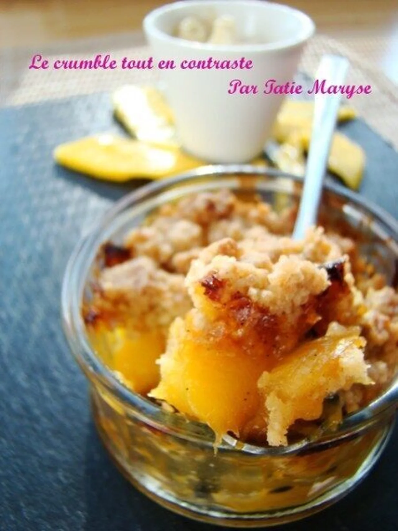 Crumble aux fruits exotiques ananas mangue passion