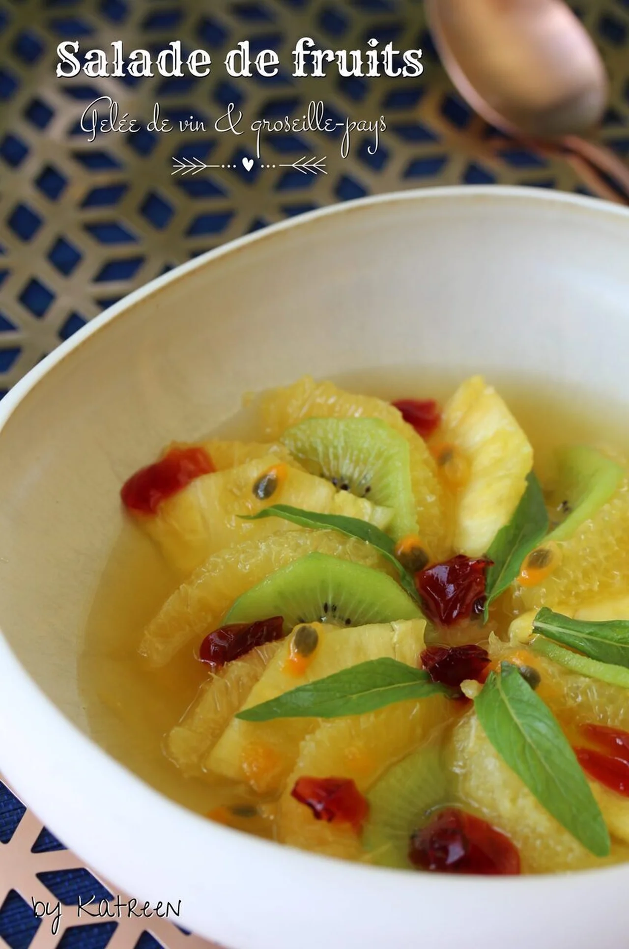 Salade de fruits et gelée de vin et groseille-pays