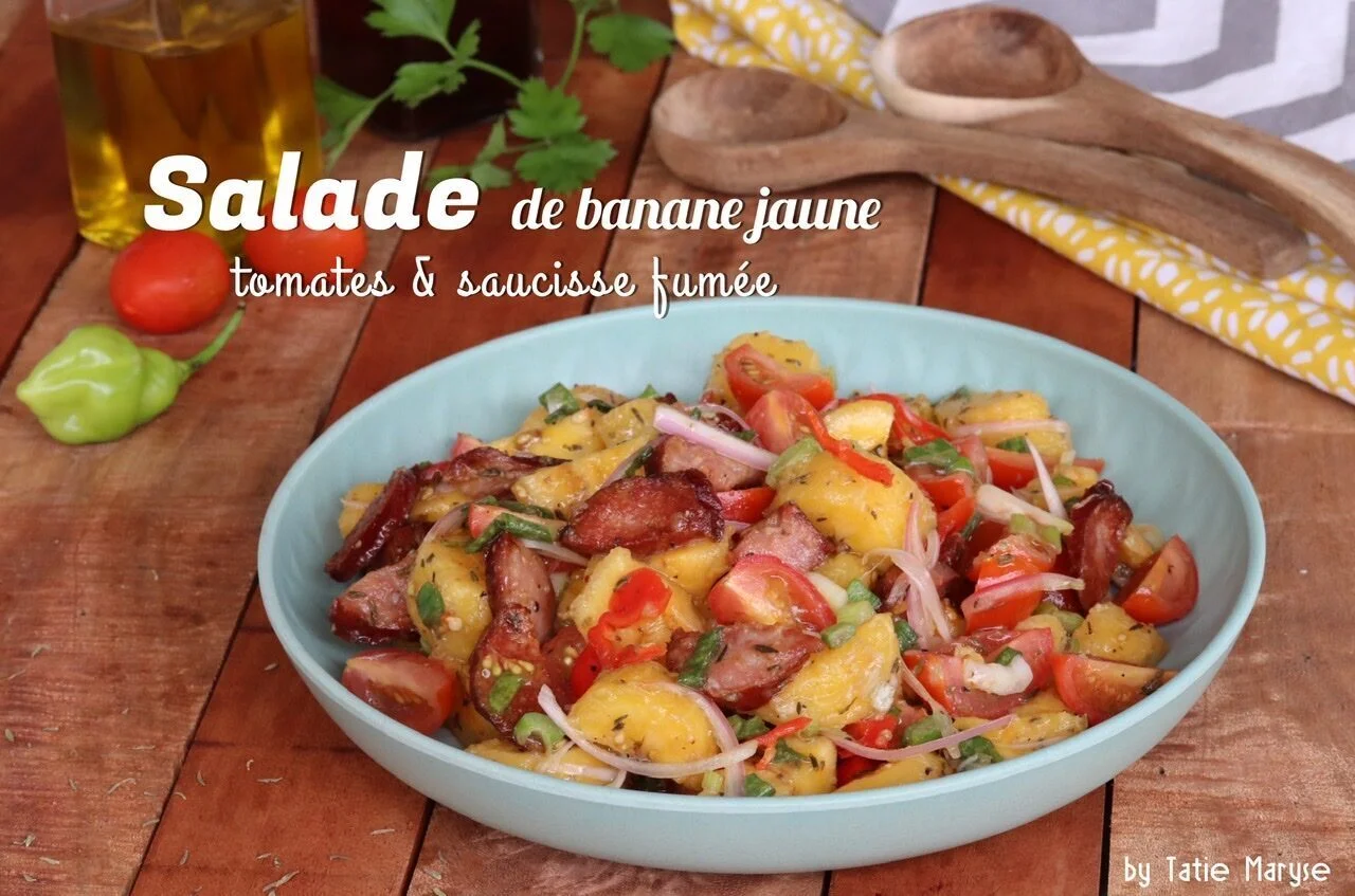 Salade de banane jaune et saucisse fumée