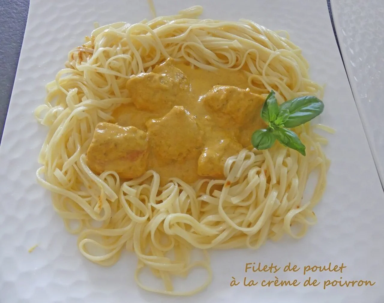 Filets de poulet à la crème de poivron