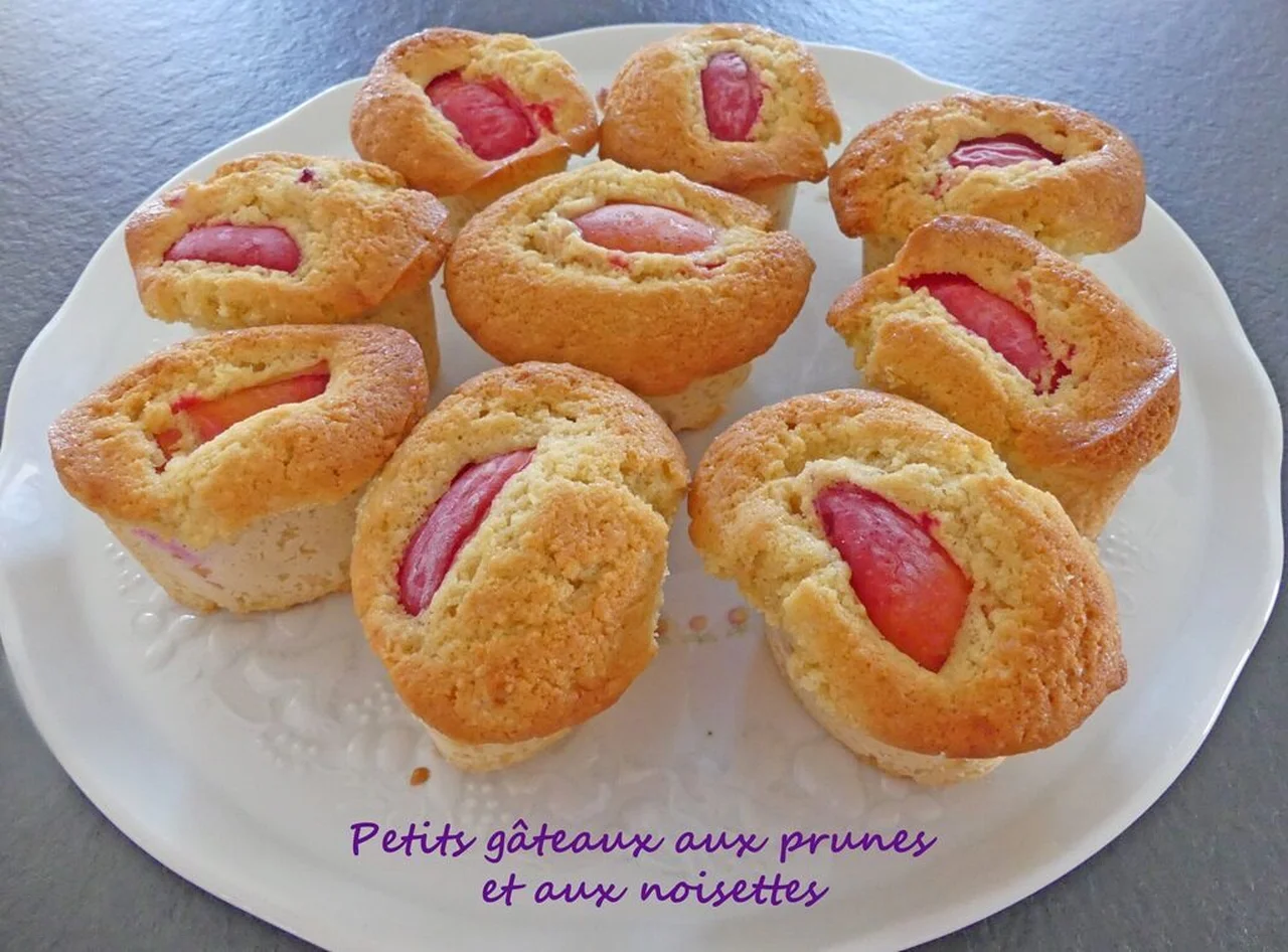 Petits gâteaux aux prunes et aux noisettes