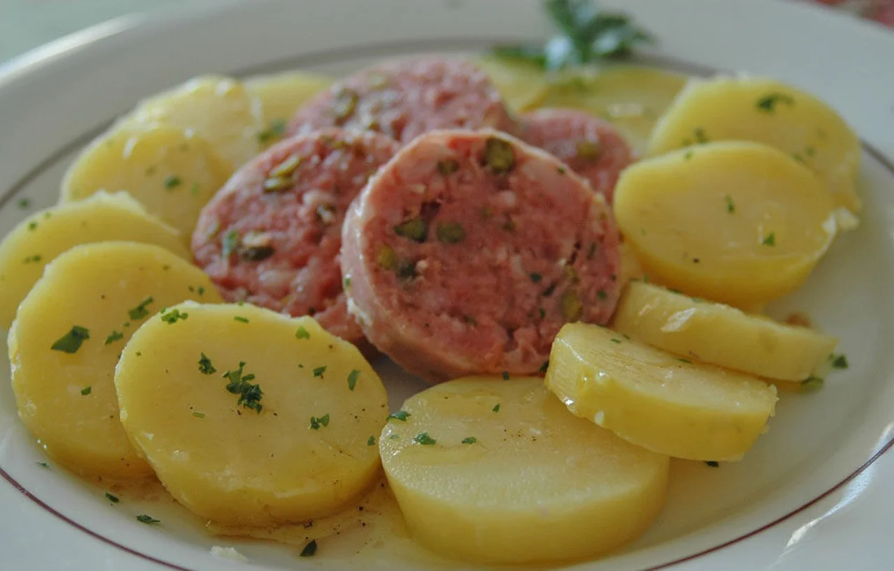 Saucisson de Lyon pistaché en salade tiède