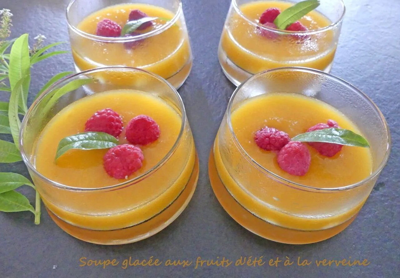 Soupe glacée aux fruits d'été et à la verveine