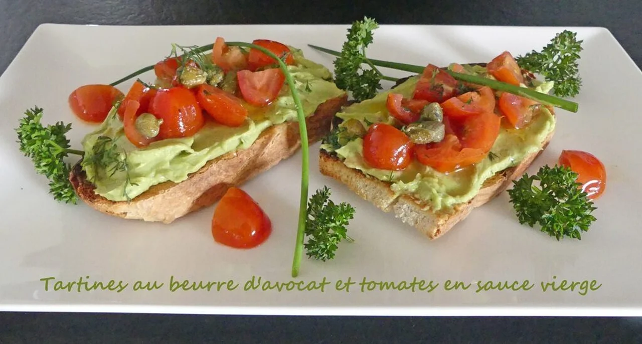 Tartines au beurre d'avocat et tomates en sauce vierge