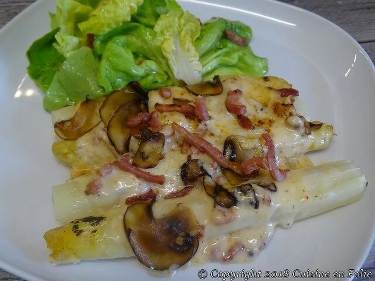 Gratin d'asperges blanches aux champignons et lard fumé