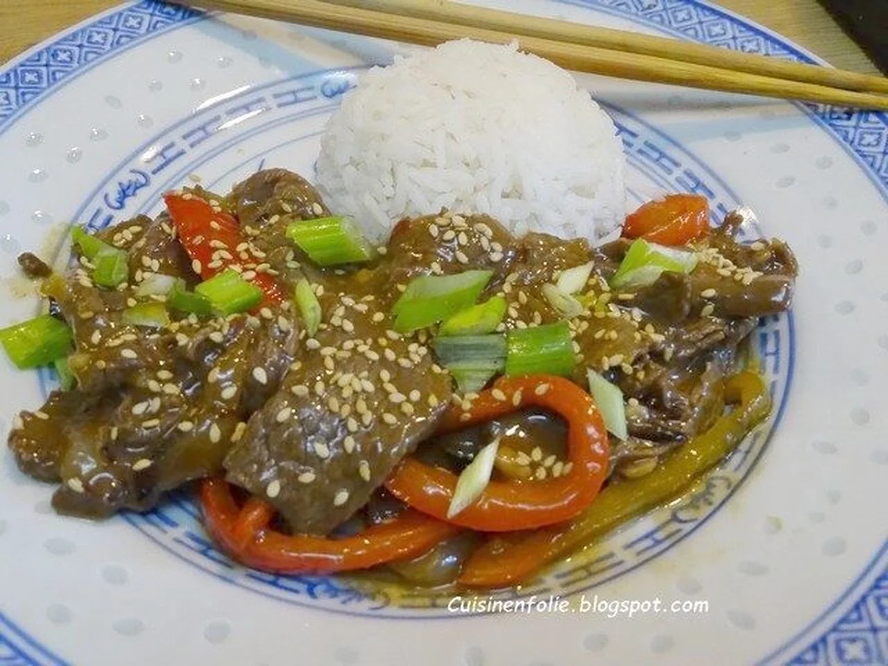 Boeuf sauté aux oignons, sauce brune