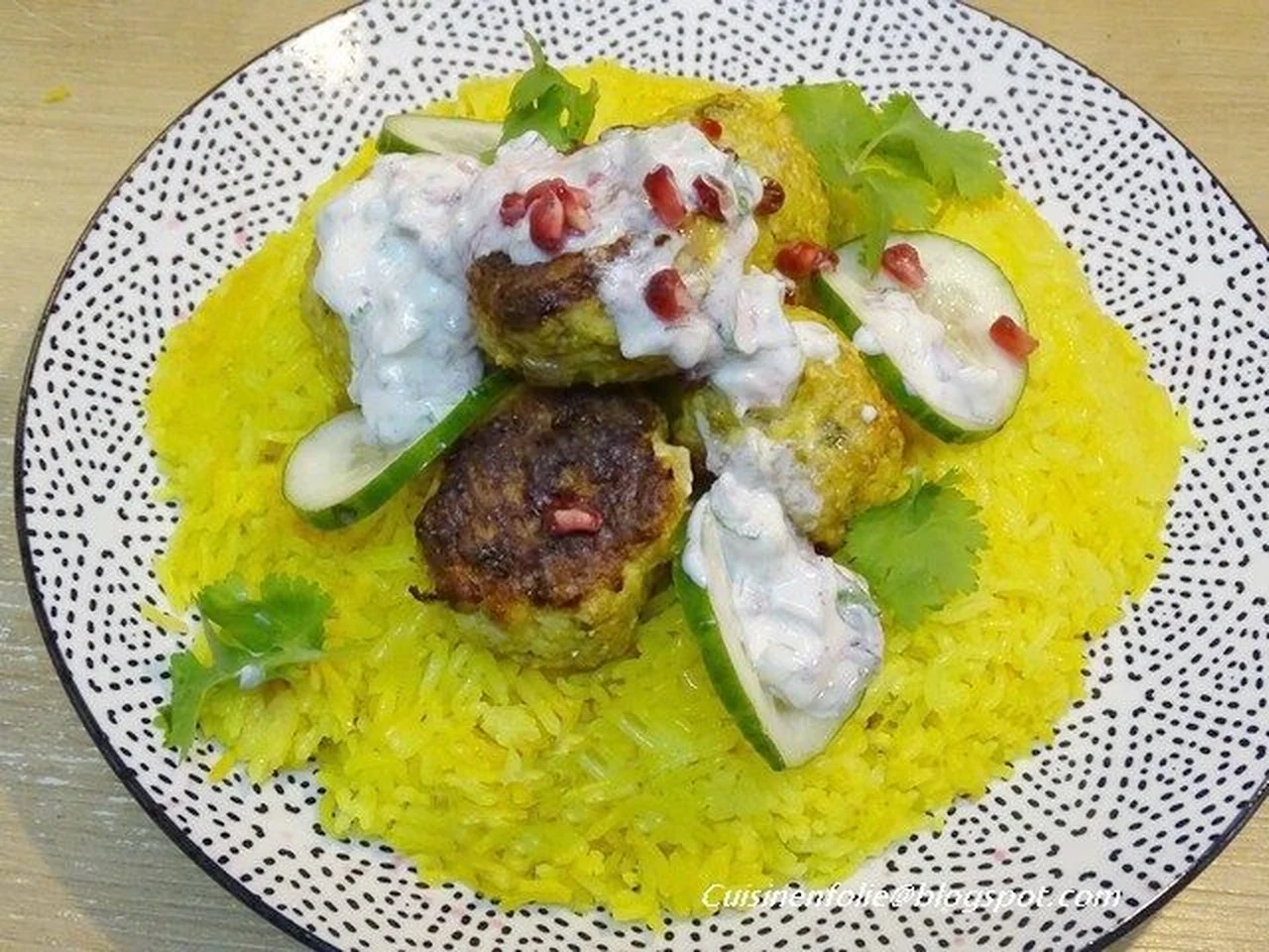 Boulettes de poulet à l'indienne et riz au curcuma