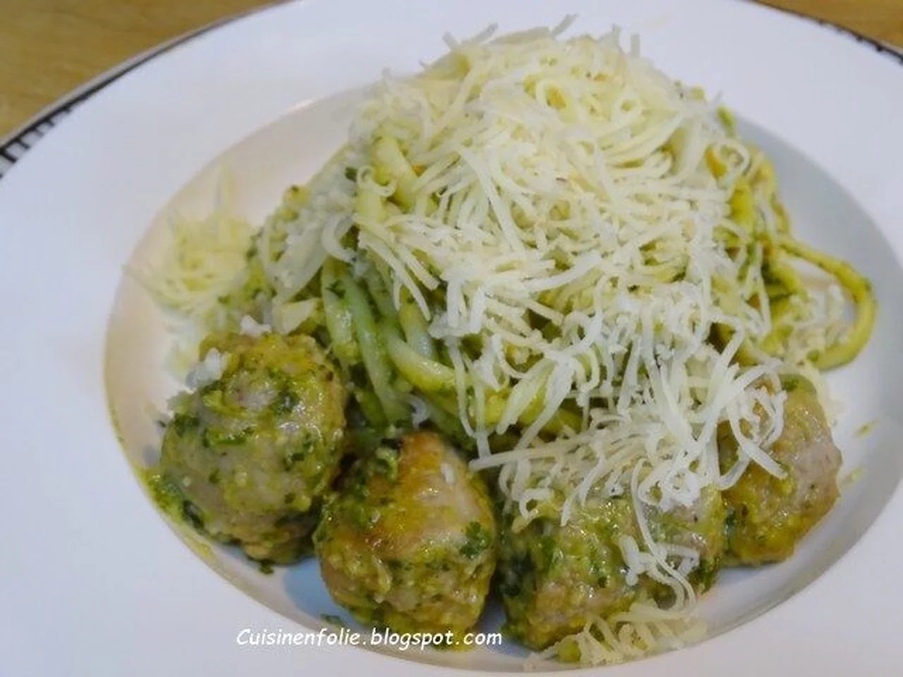 Boulettes de saucisses, sauce au Pecorino et fines herbes