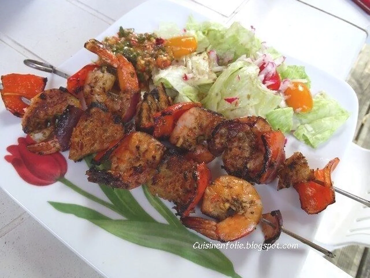 Brochettes de crevettes, poivrons grillés et pain à la plancha