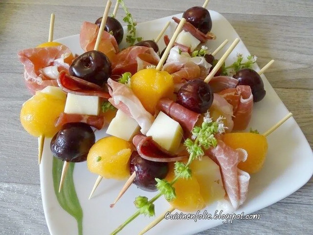 Brochettes melon, magret fumé, jambon cru, cerises, Tomme