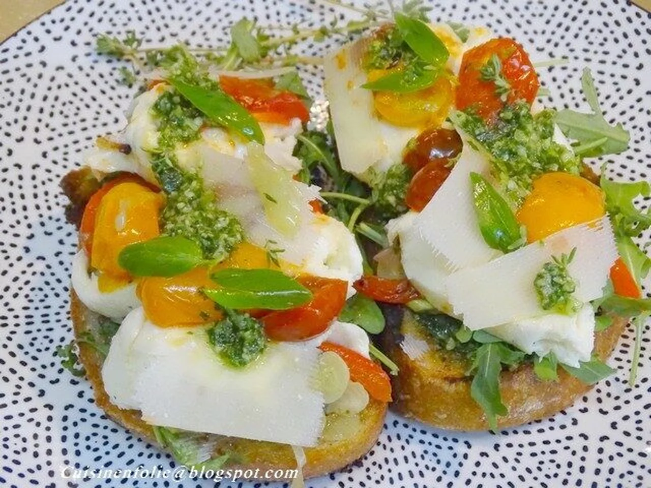 Bruschetta pesto maison, mozzarella et tomates rôties