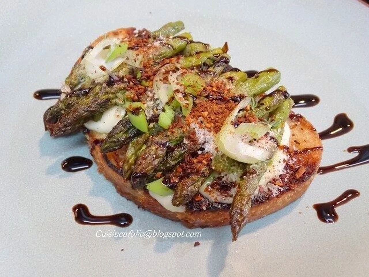 Bruschetta mozzarella, pesto de fanes de radis et asperges