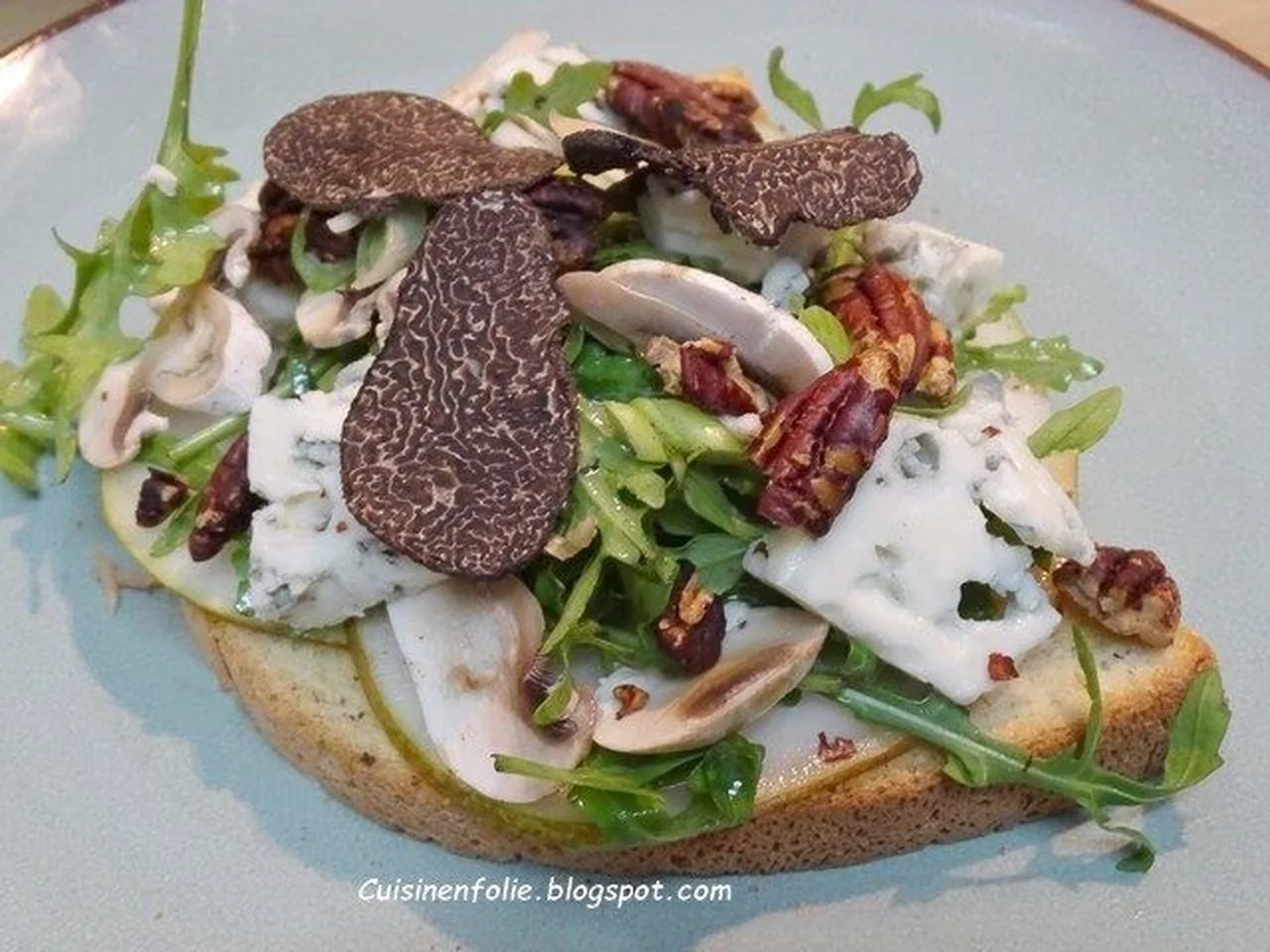 Bruschetta poire, roquette, bleu de chèvre et truffe