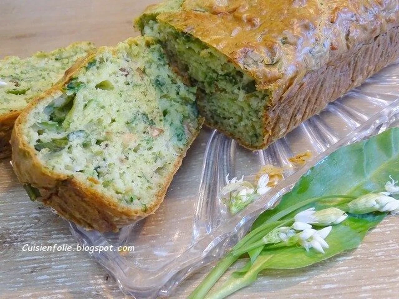 Cake salé à l'ail des ours, Grana Padano et noisettes
