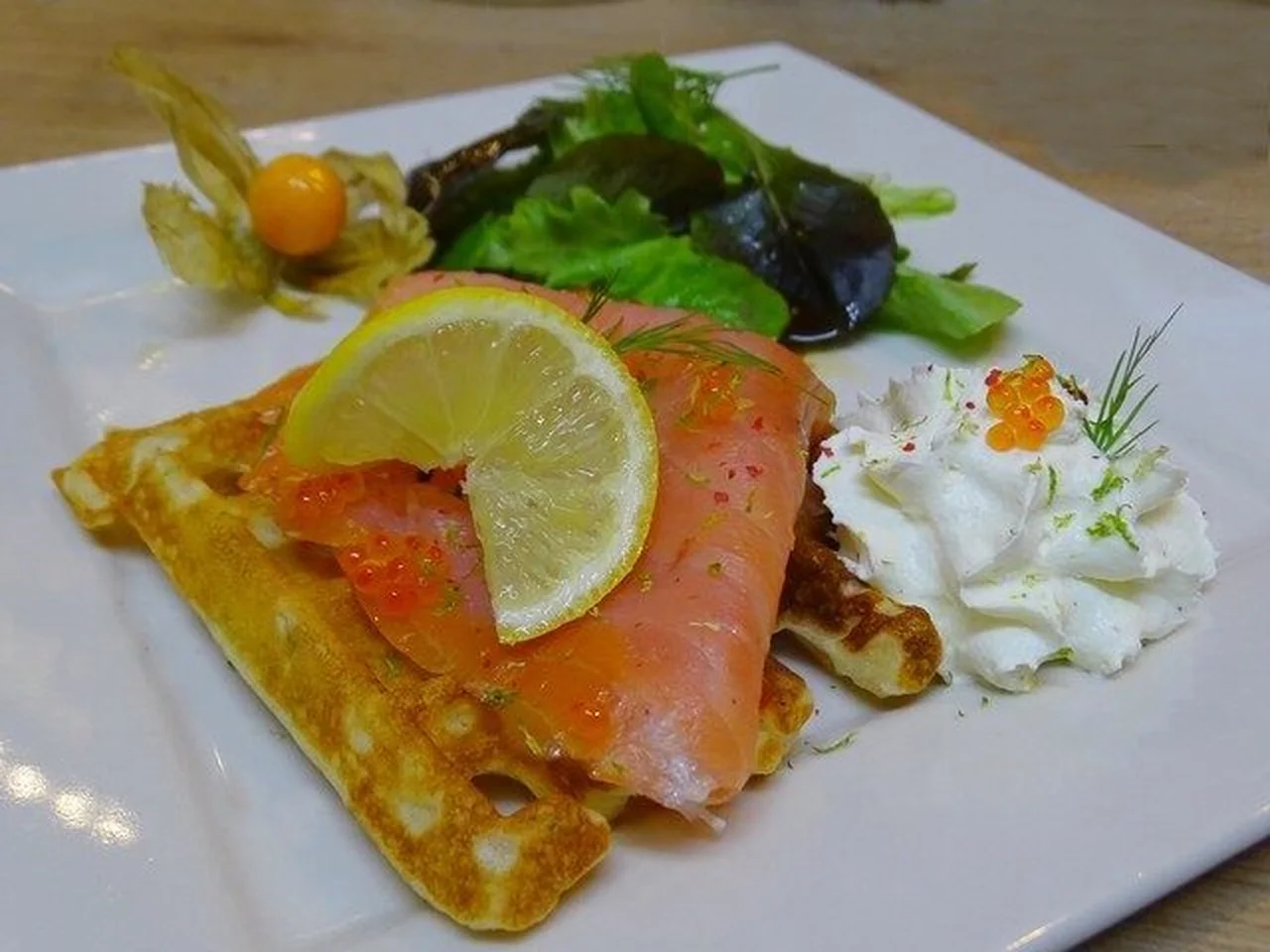 Chiffonnade de saumon fumé, gaufres aux fines herbes et espuma