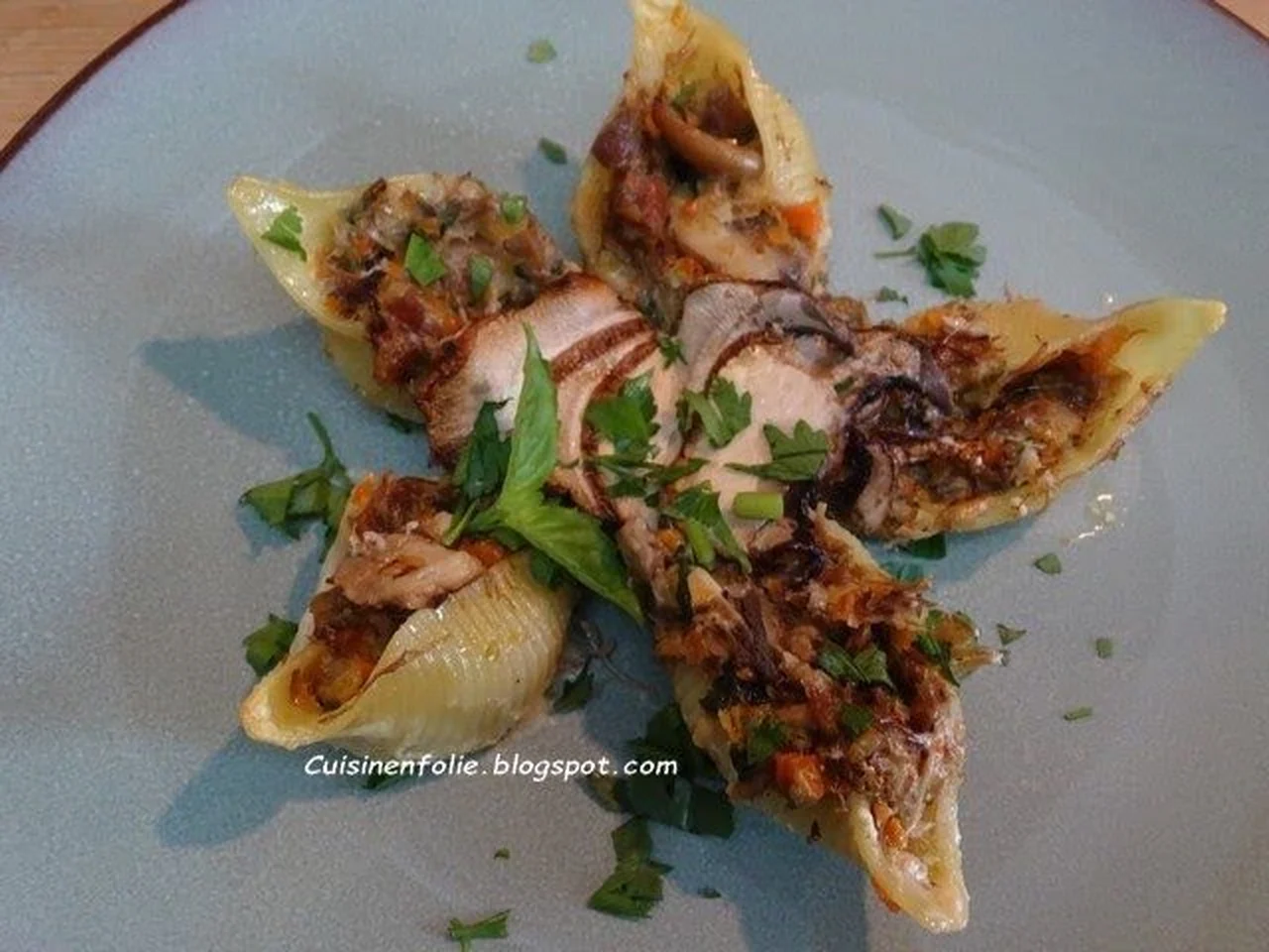 Conchiglioni farcis au confit de canard et champignons