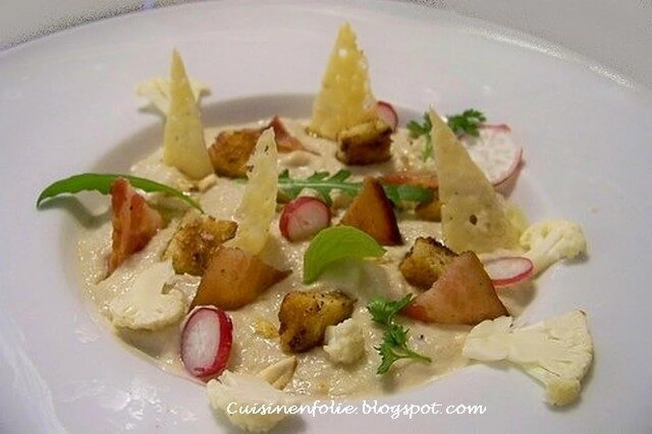 Crème de chou-fleur, chips de lard et de parmesan