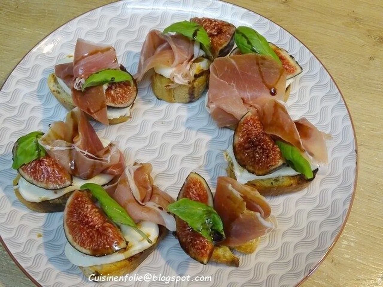 Crostini mozzarella, jambon de Parme, figues