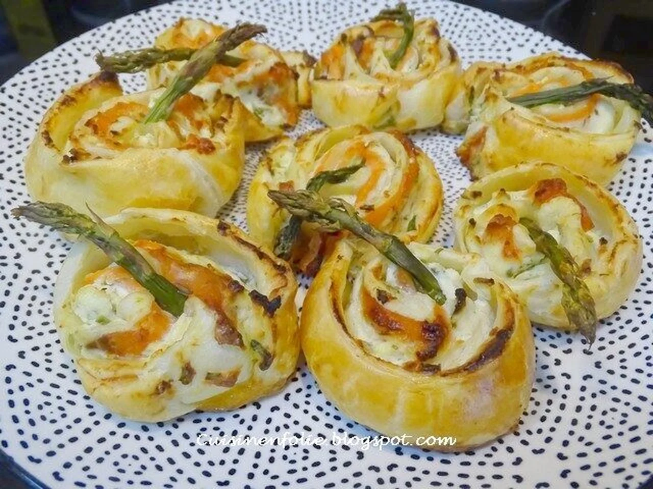 Feuilletés truite fumée, asperges et fromage frais