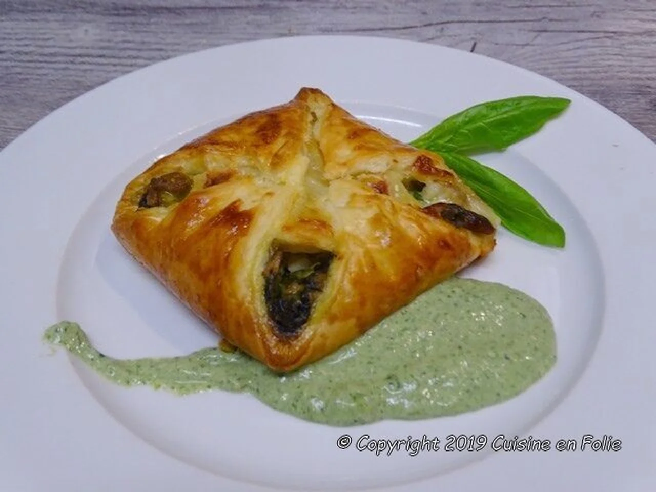 Feuilletés au Cabécou, épinards, cèpes et coulis