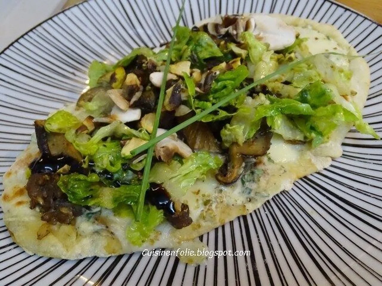 Flatbread aux champignons, mozzarella et pistaches