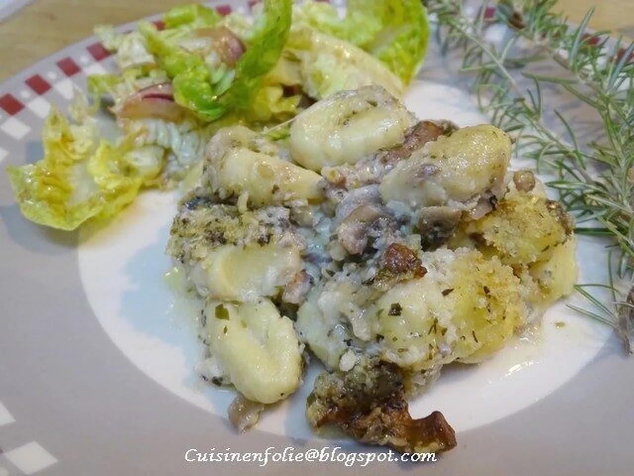 Gratin de gnocchi aux champignons, pesto et mozzarella