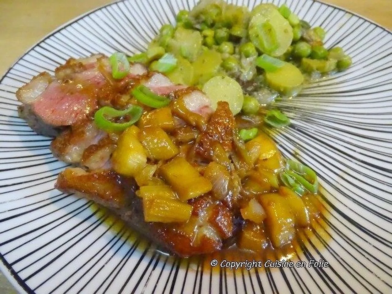 Magret de canard, sauce rhubarbe, gingembre et orange
