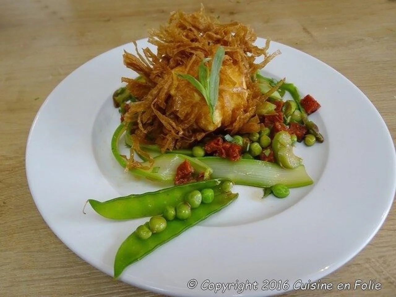 Oeuf poché et frit en nid filo, petits pois, asperges et réduction de Xérès