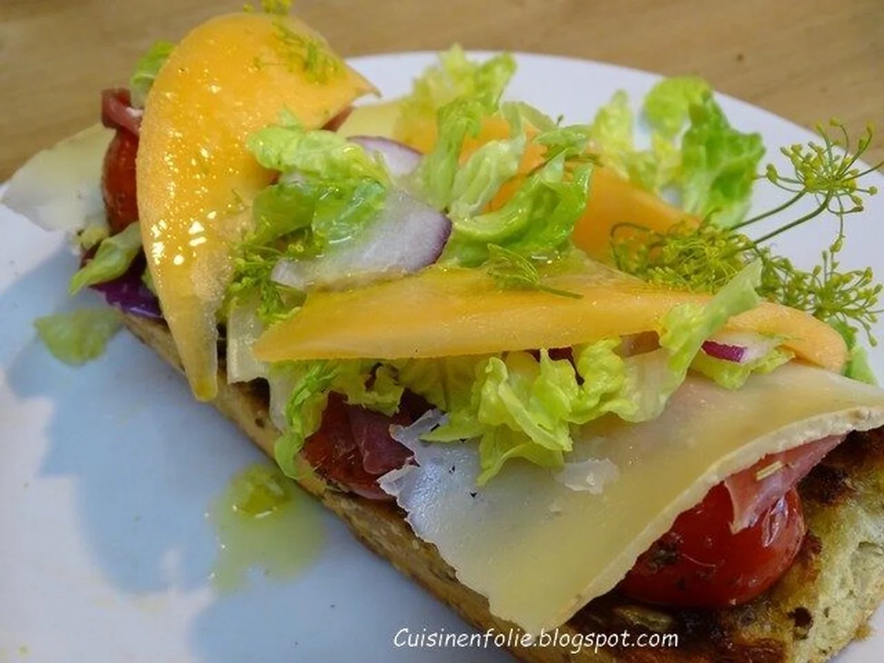 Pain rôti, jambon cru, tapenade, mozzarella et melon