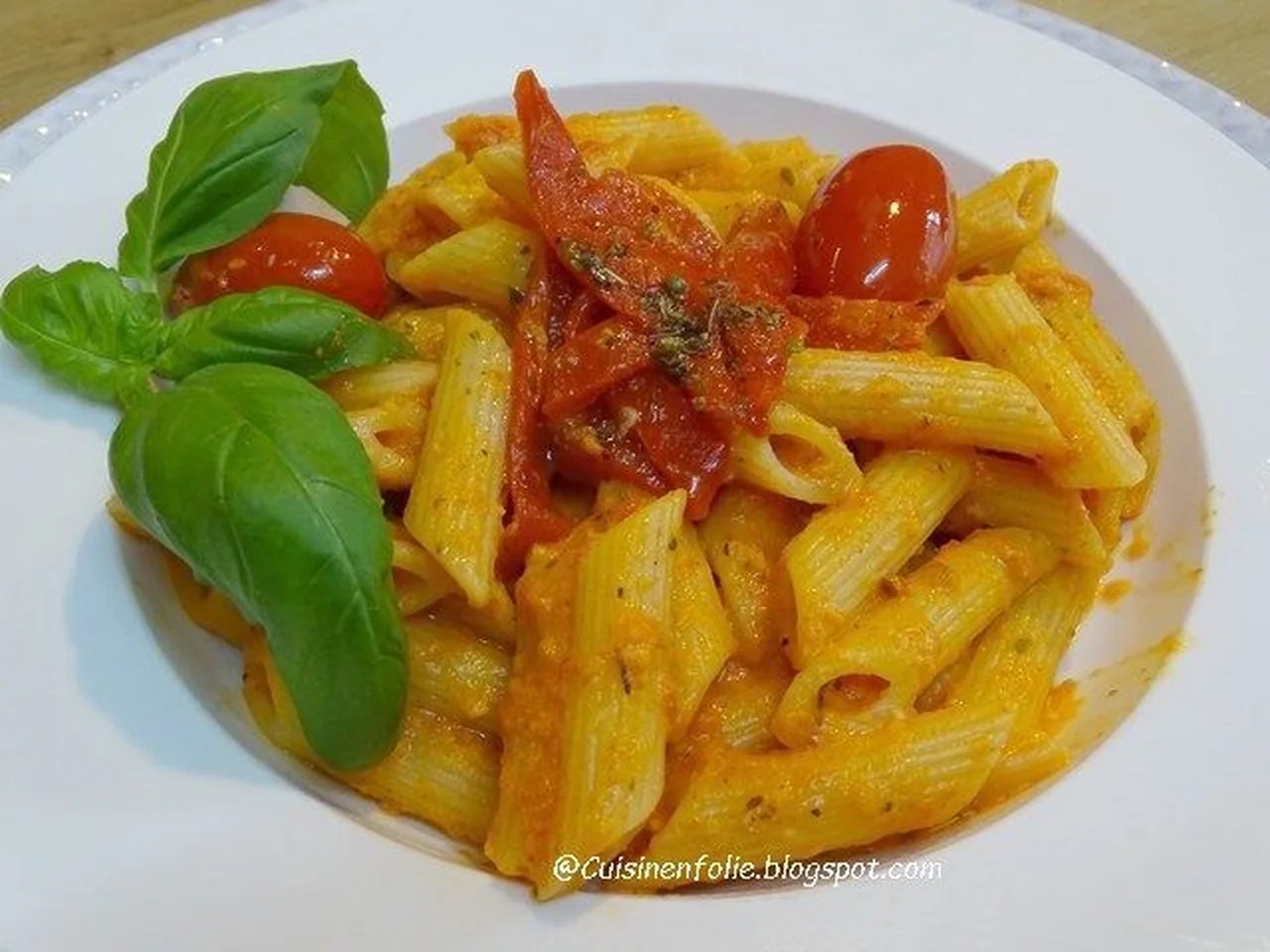 Penne rigatoni, sauce mozzarella, tomates et poivron