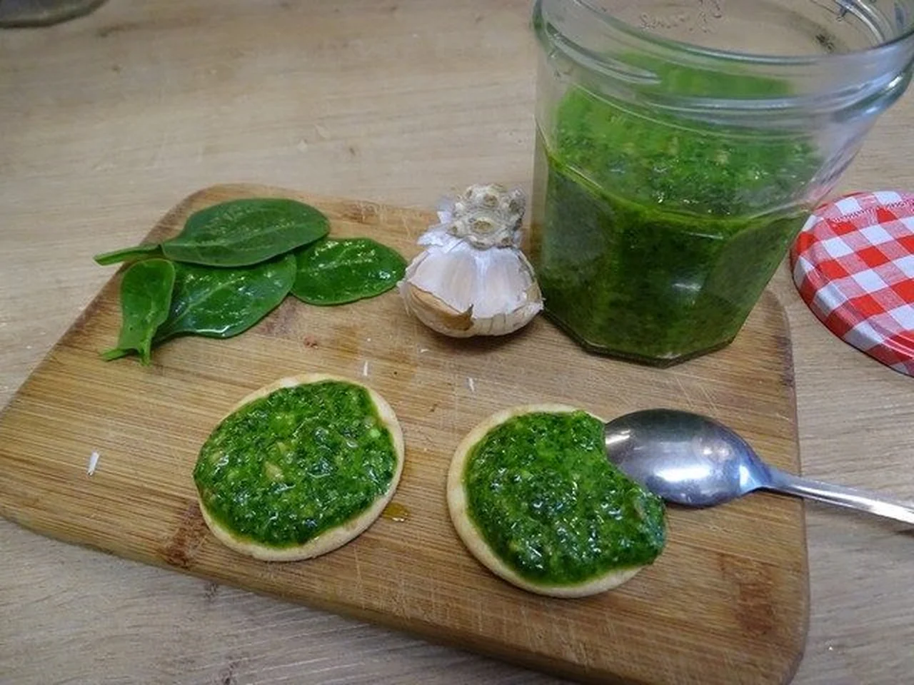 Pesto aux jeunes pousses d'épinards et graines