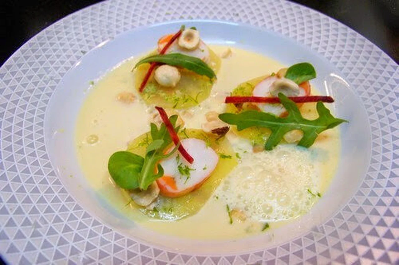 Ravioles de pommes de terre aux crevettes et lait de poule