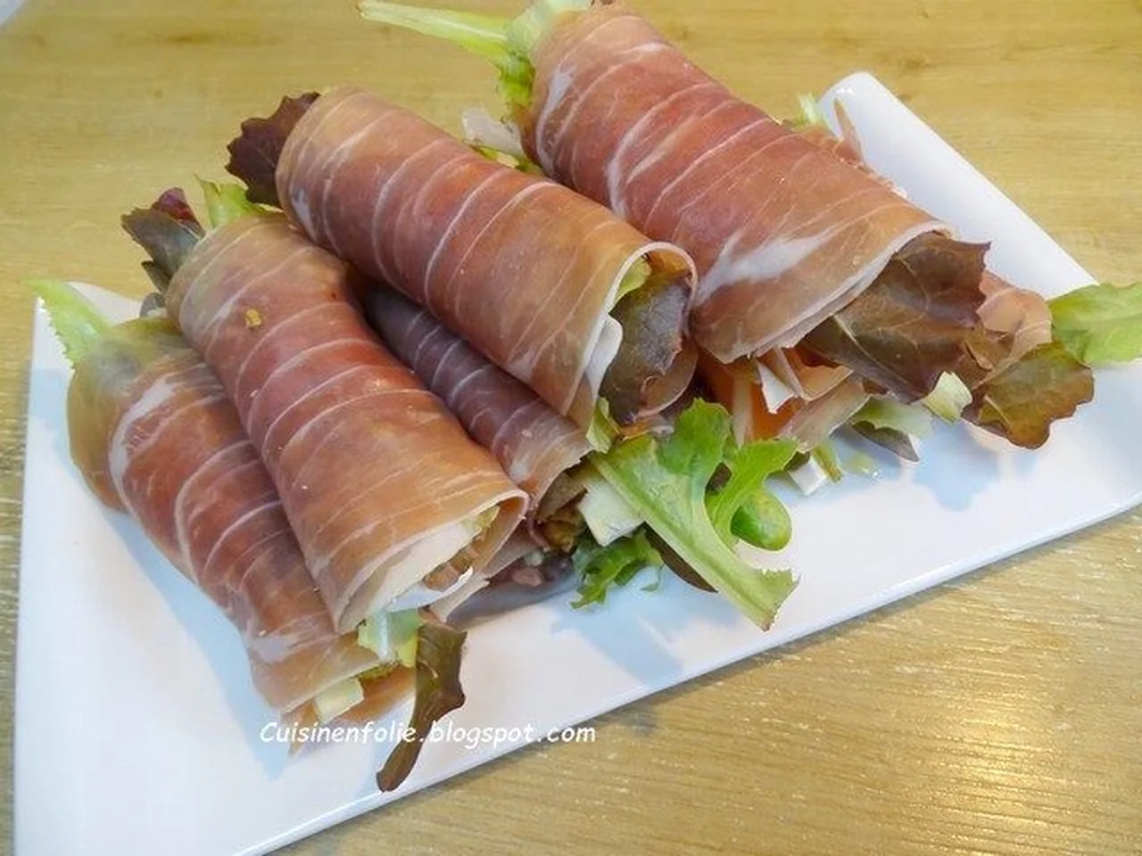 Rouleaux de jambon cru à la poire, brie, miel et noix
