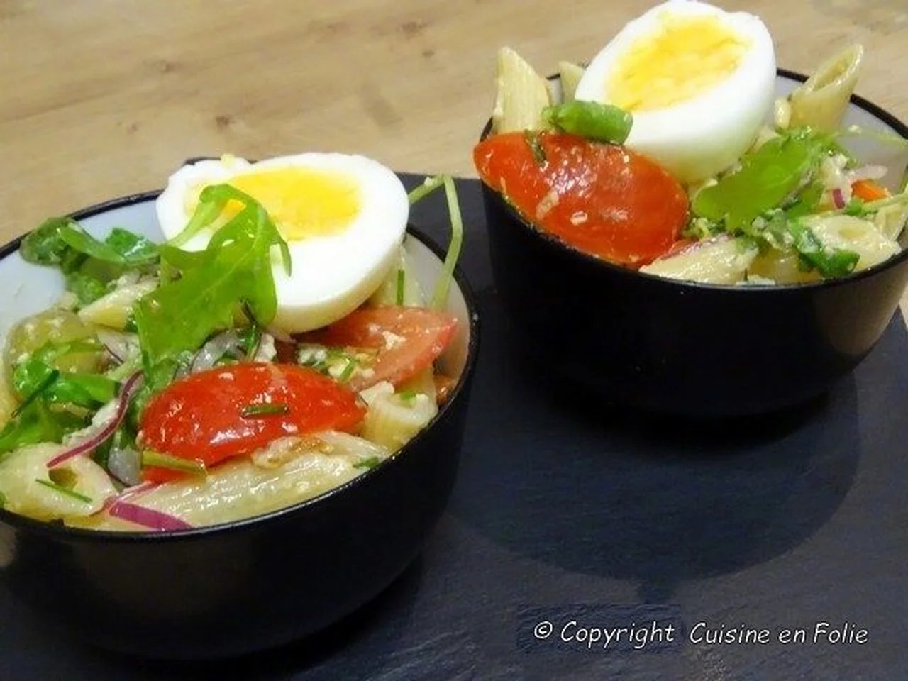 Salade de Penne, tomates cerises, Mozzarella, olives et pignons