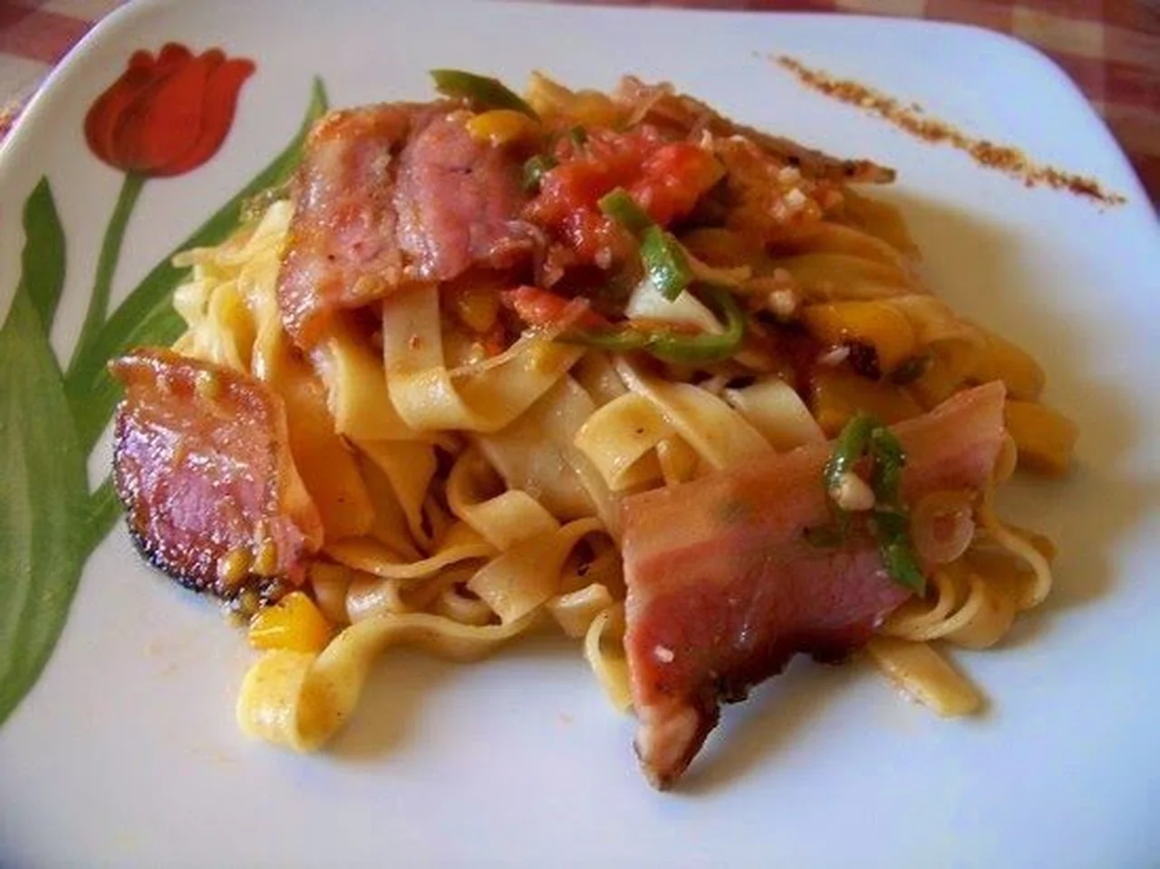 Tagliatelles à la ventrèche, piments doux et tomates