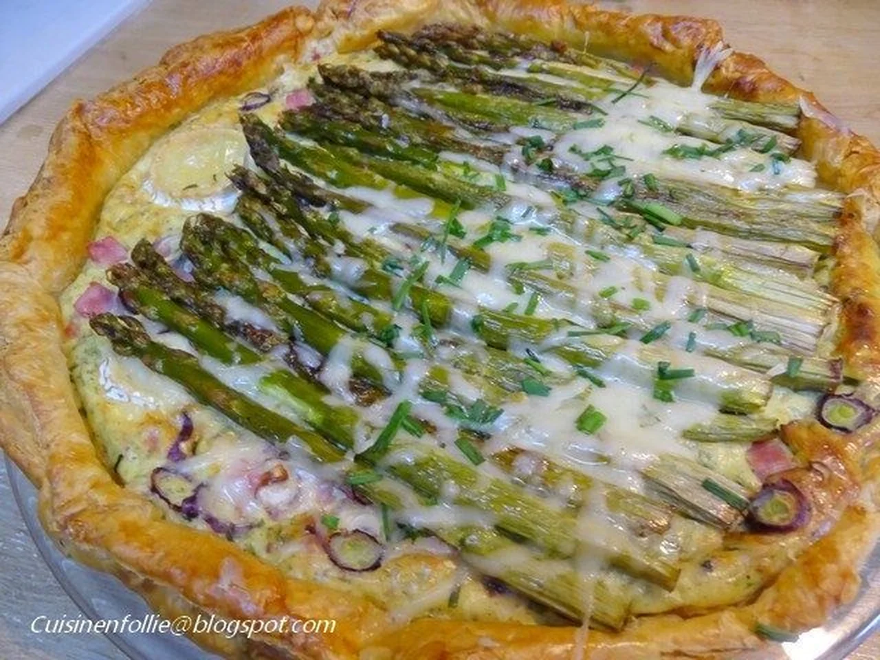 Tarte feuilletée asperges vertes, ricotta, chèvre et comté