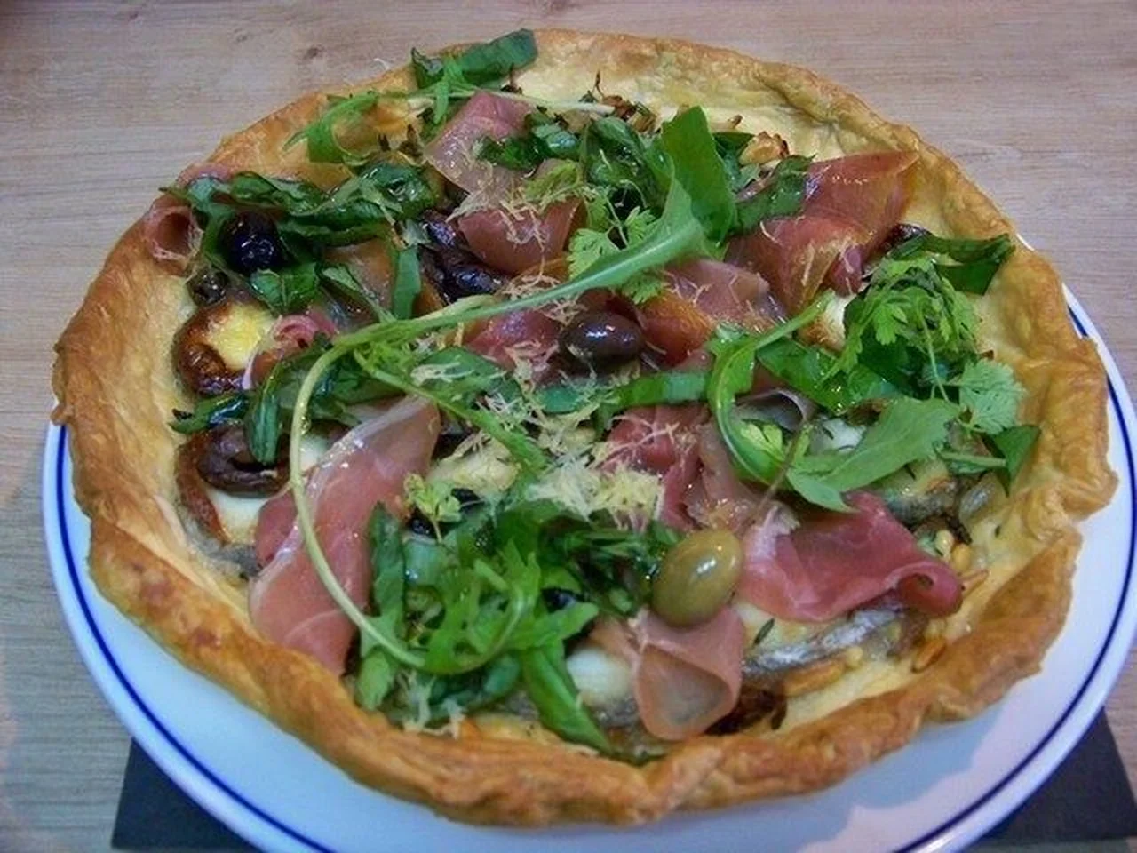 Tarte feuilletée olives niçoises, chèvre et jambon Serrano