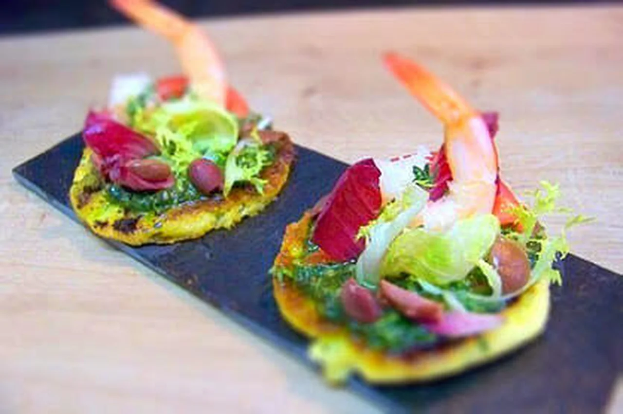 Tartines de polenta au pesto et crevettes roses