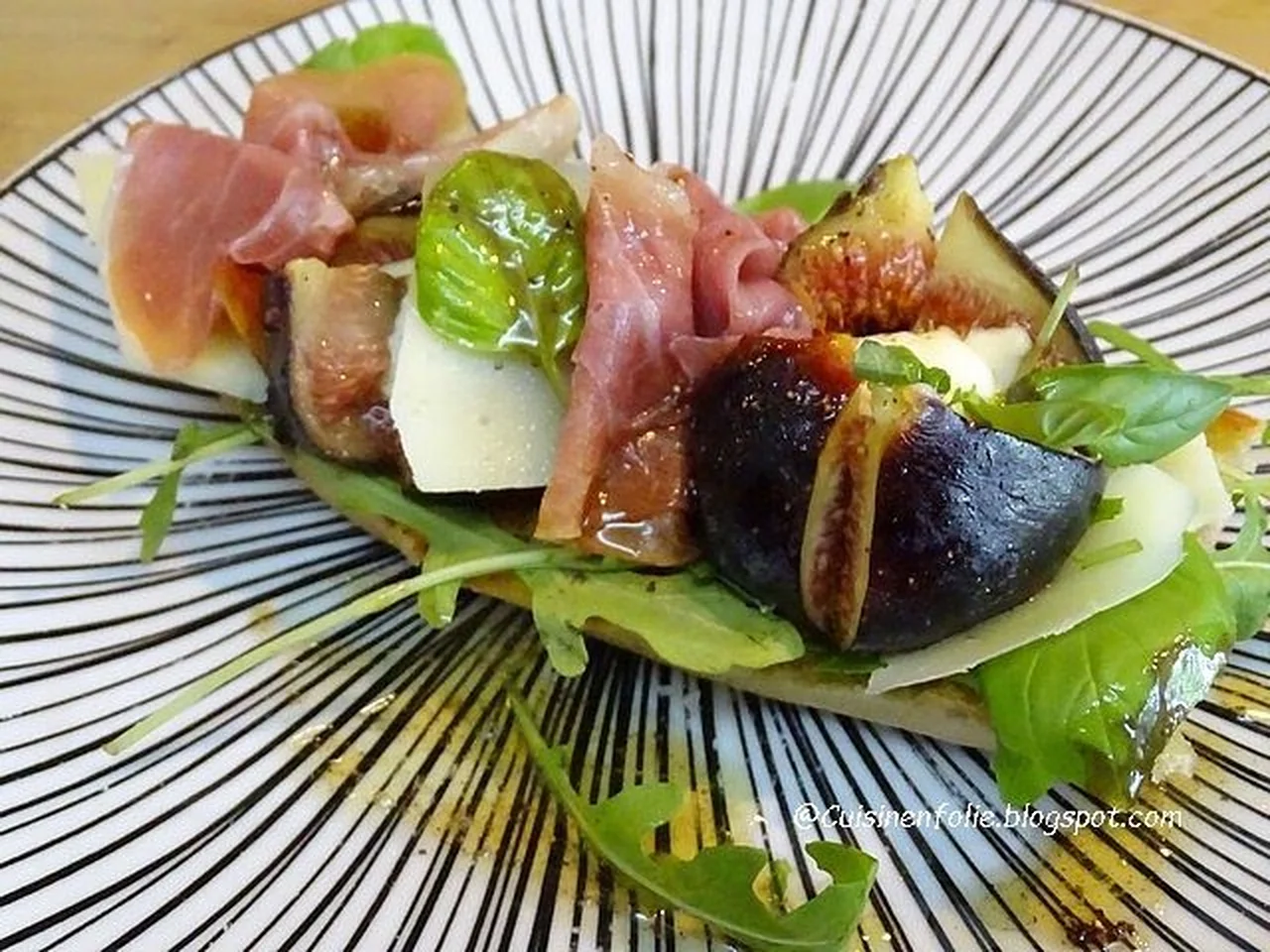 Tartines mozzarella, figues, jambon cru et miel