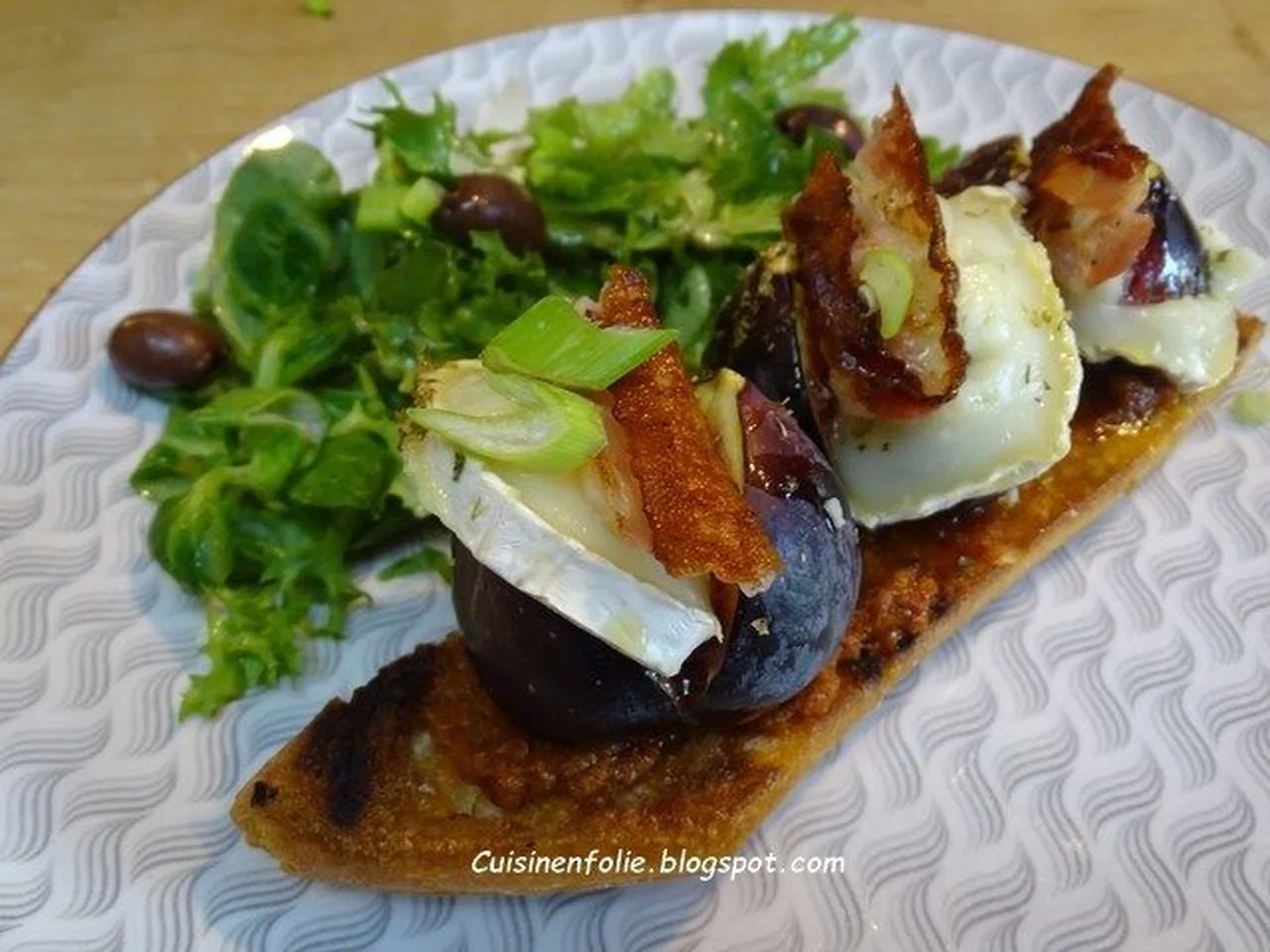 Tartines rôties pesto rosso, figues, chèvre, miel et bacon