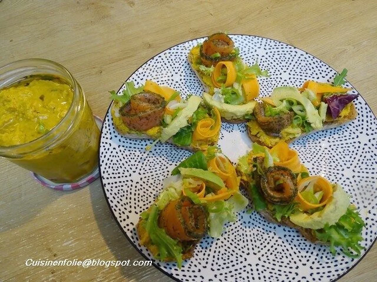 Toasts au houmous de carottes, pois chiches et saumon fumé