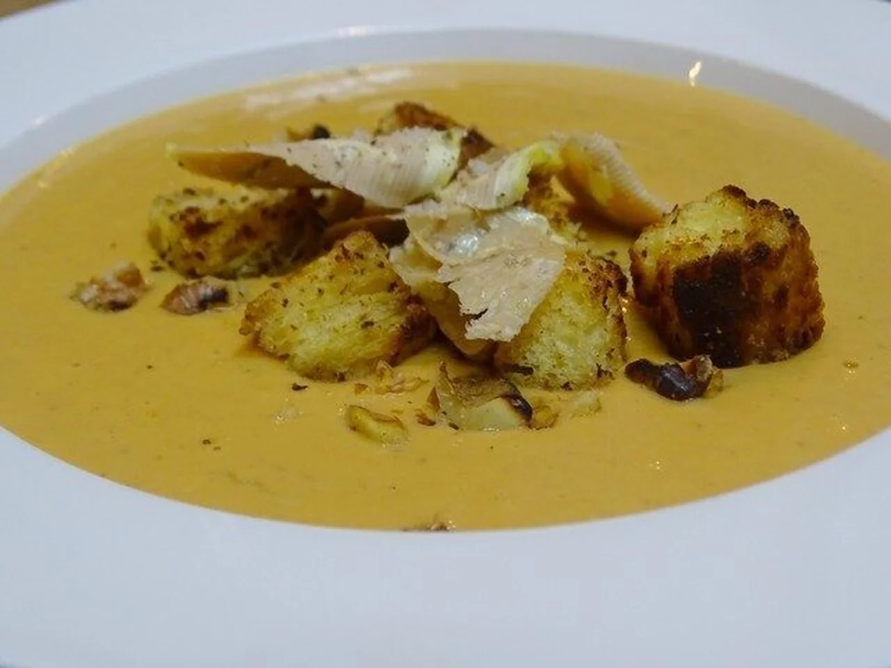 Velouté de châtaignes au foie gras et brioche