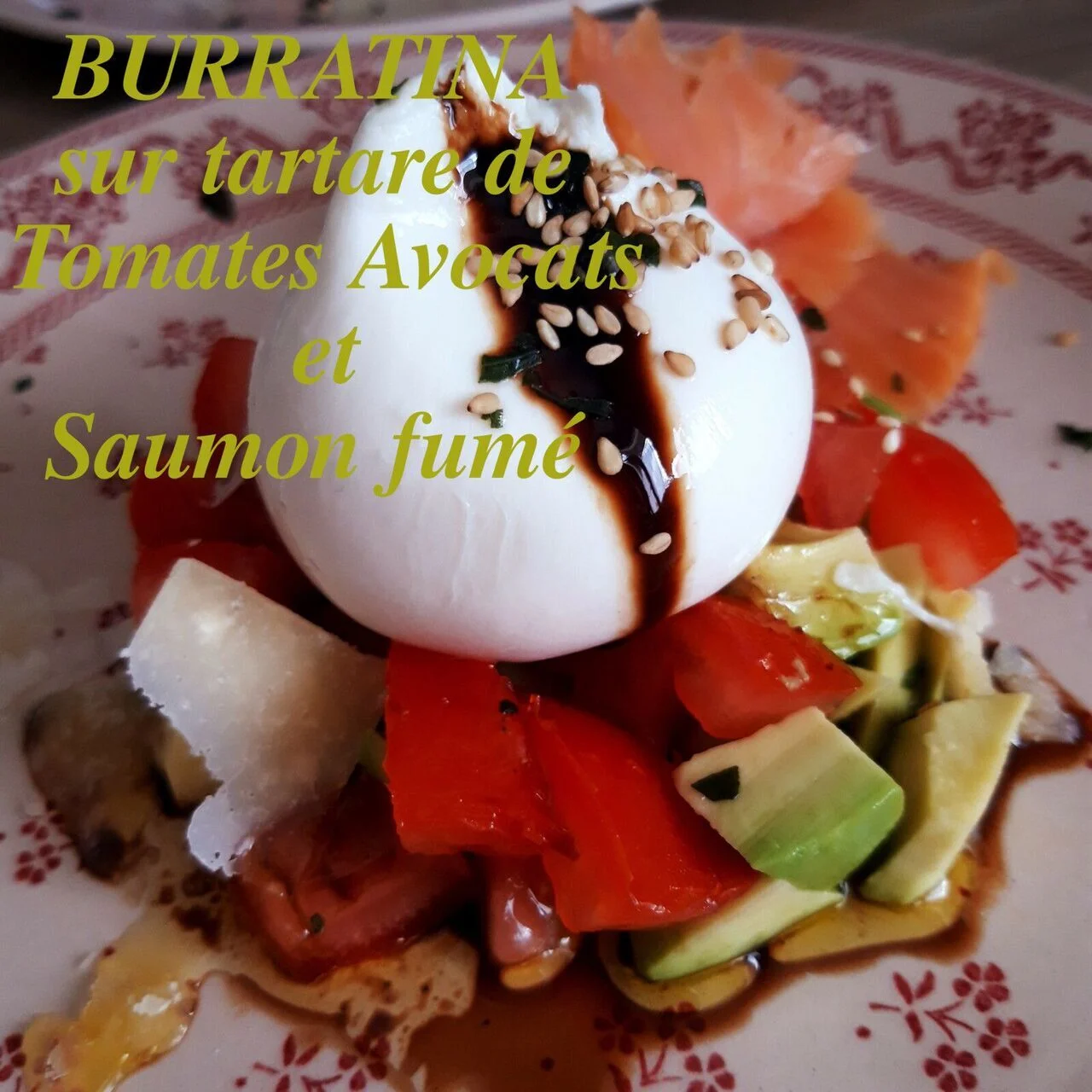 Burratinas sur tartare de tomates, avocats et saumon fumé