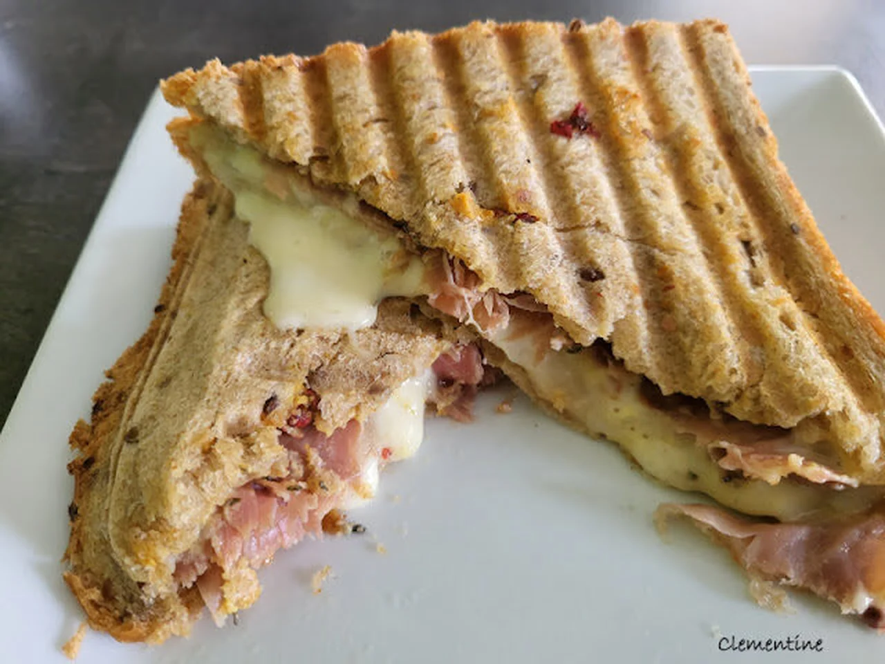 Croque-monsieur italien jambon cru, poire et taleggio