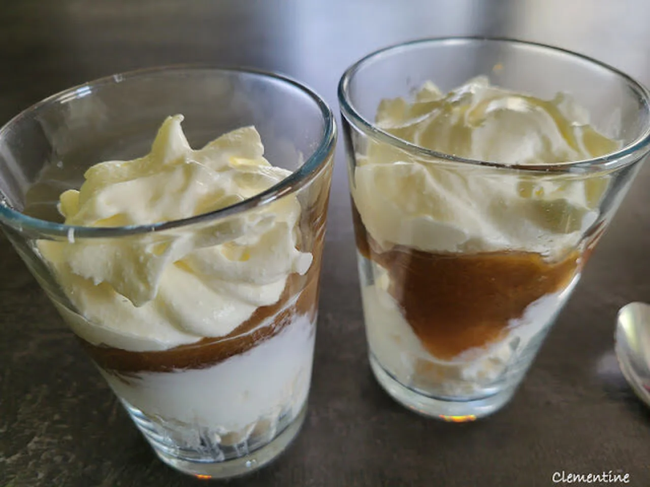 Dessert rhubarbe, meringue, yaourt et chantilly