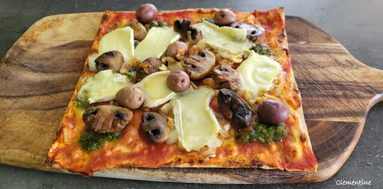 Flatbread pizza, pesto, brie et champignons