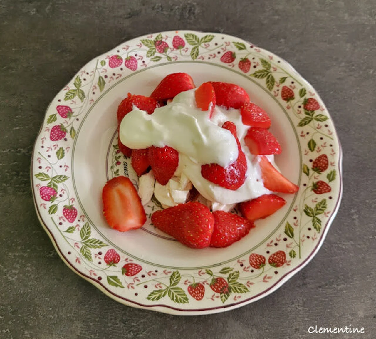 Fraises, meringue et crème fouettée