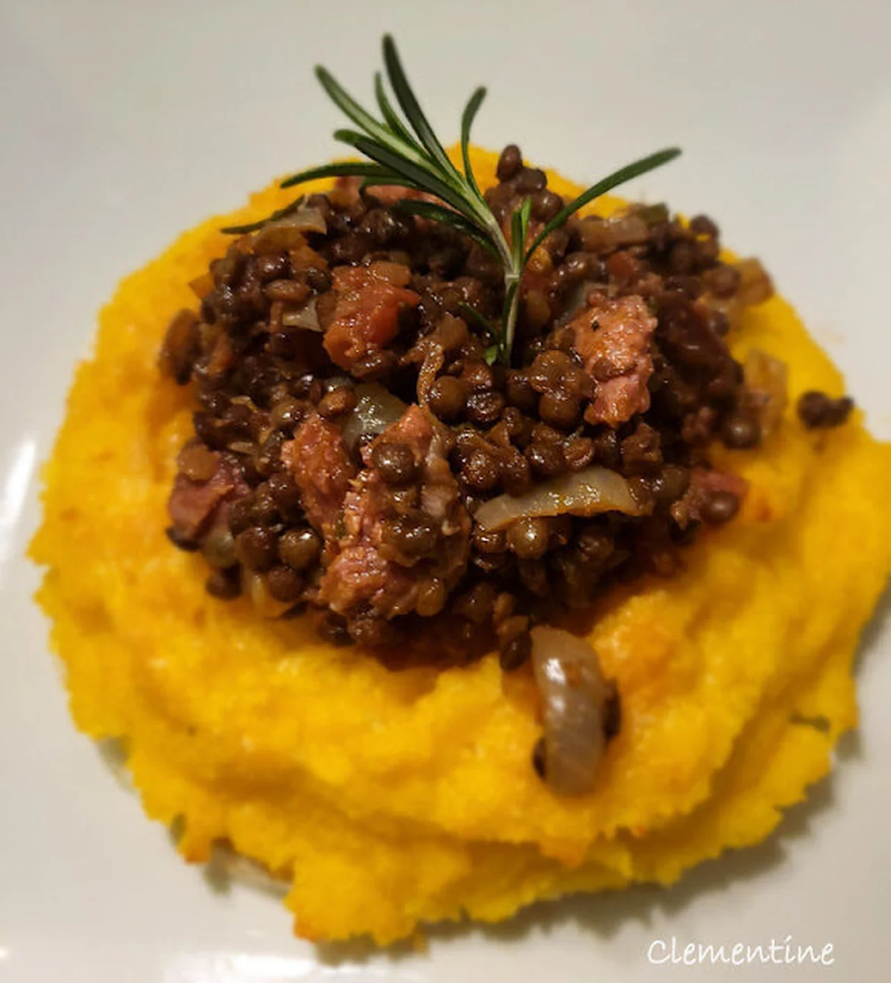 Nids de polenta aux lentilles et cotechino