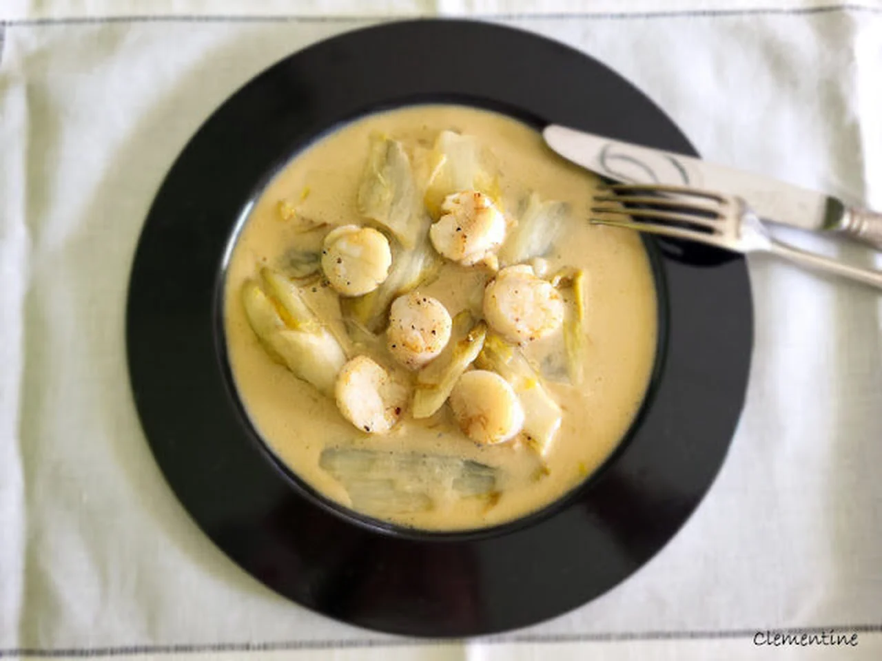 Noix de Saint-Jacques aux endives, sauce citron vert