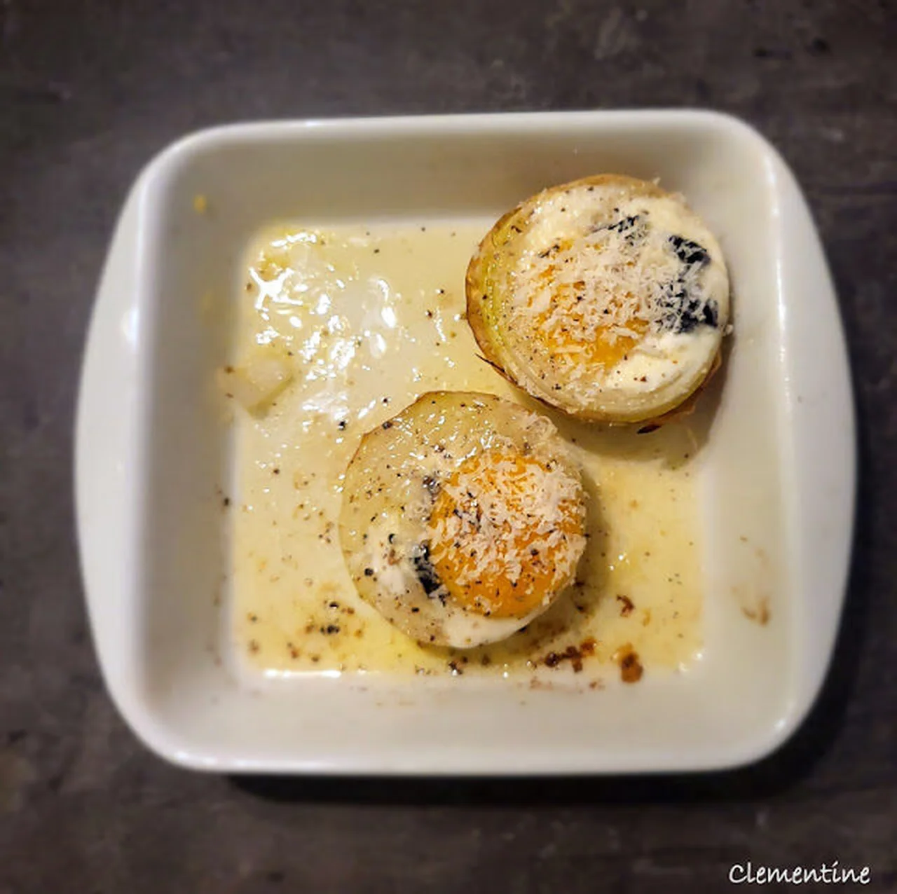Œuf à la truffe dans un oignon